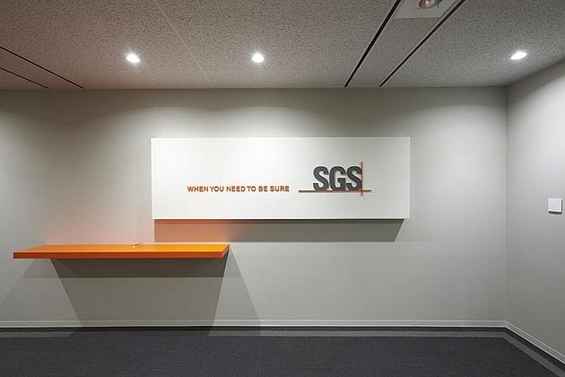 SGS Japan Inc./【3F Entrance】The telephone table uses the orange corporate color.