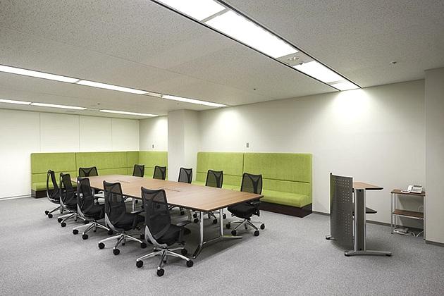 SGS Japan Inc./【Large conference room】There is sofa seating to accommodate meetings with a large number of participants.