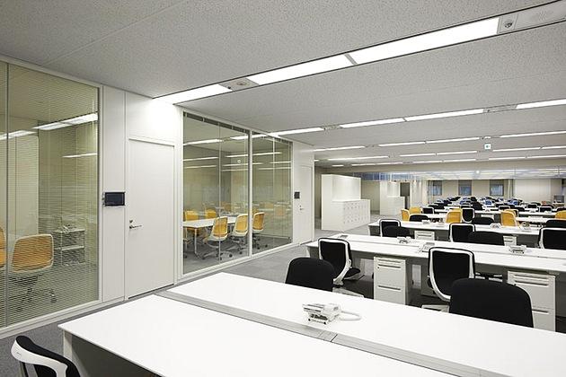 SGS Japan Inc./【Conference rooms】The glass-walled conference rooms face the work area.