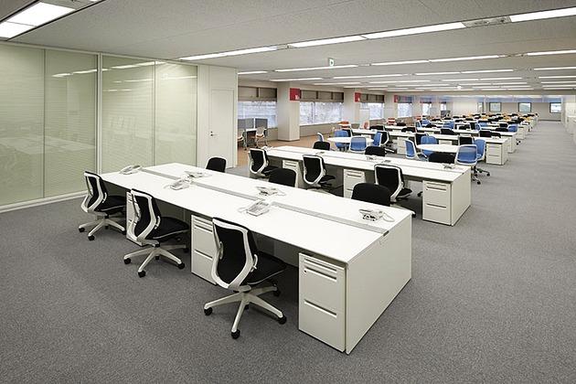 SGS Japan Inc./【Work area】A universal plan was adopted for work seating. Free-address seating is also used in some cases, and addresses are assigned to pillars for location recognition.