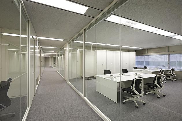 SGS Japan Inc./【Middle corridor】The corridor is bordered in glass to allow in natural light.