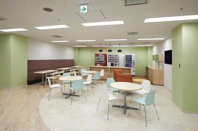 SGS Japan Inc./【Refresh area】Including high counters as well as sofa and table seating, the furniture provides different lines of sight.