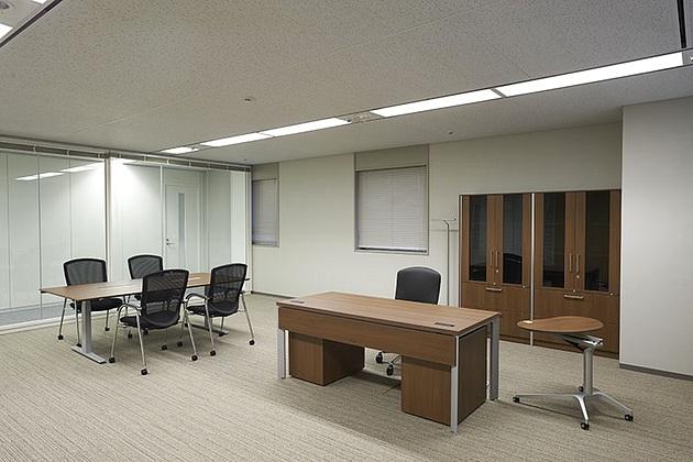 SGS Japan Inc./【Executive office】An electrically raised and lowered table is used as a meeting table.