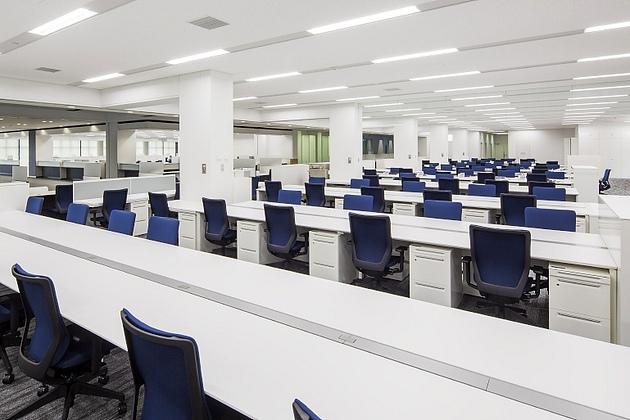 Nagahama/【Main office】Rows of bench tables are situated in a large space that does not have central storage.