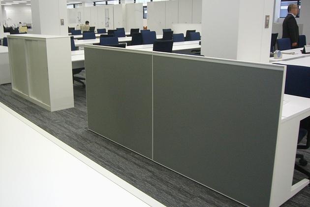 Nagahama/【Desk work service counters】To protect personal information, partitioning is done with panels and storage units.