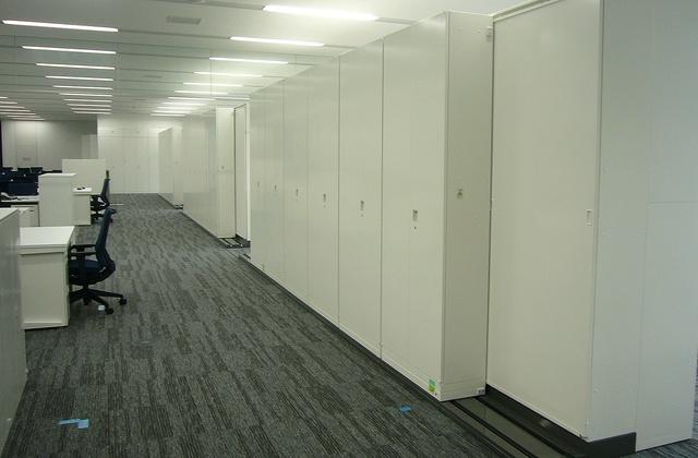 Nagahama/【Office space】Large-volume storage units are placed between working spaces.