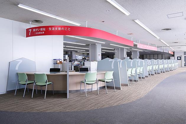 Tendo/【Social welfare service counters】The counters use gently curving lines to soften the atmosphere of the space.