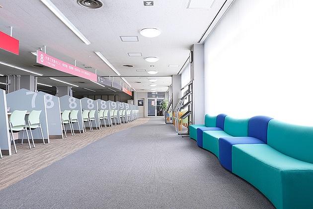 Tendo/【Social welfare service counters】Safety is enhanced with color coding of counter area and passageway floors.