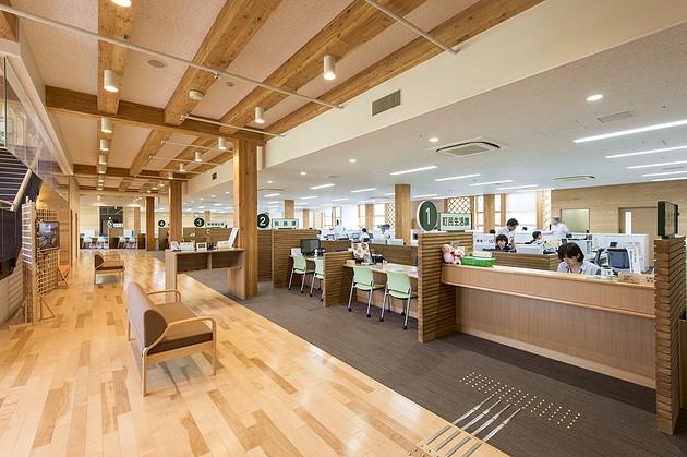 Town of Sumita in the Kesen District of Iwate Prefecture/【1F Counter area】A high-visibility design combining interior and exterior wood elements.