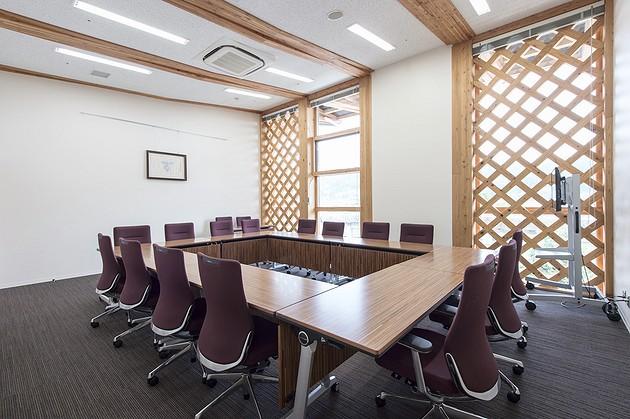 Town of Sumita in the Kesen District of Iwate Prefecture/【2F Town hall meeting room】A dignified space with a dark-woodgrain table.