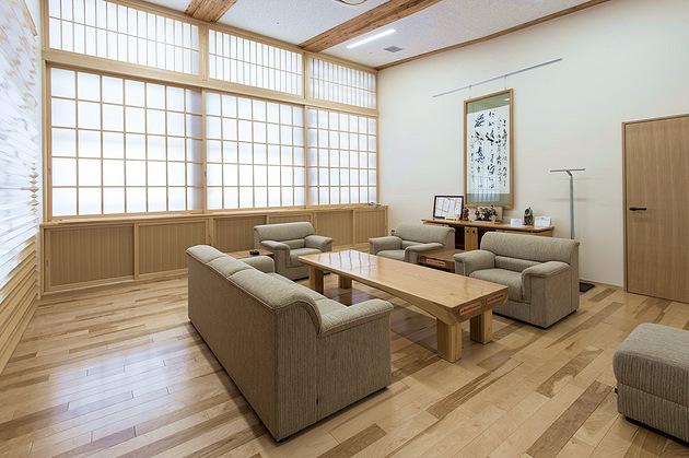 Town of Sumita in the Kesen District of Iwate Prefecture/【2F Reception room】Furniture harmoniously placed in a Japanese-style space that makes extensive use of wood.