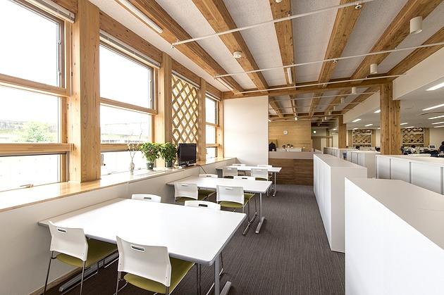 Town of Sumita in the Kesen District of Iwate Prefecture/【1F Work space】A bright window-side space available for discussions and other work tasks.