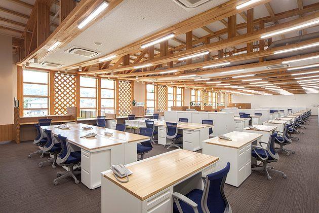 Town of Sumita in the Kesen District of Iwate Prefecture/【2F Desk work area】The desks use tops made with wood materials of the town.