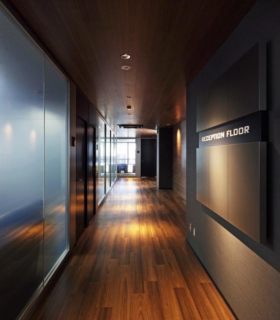 Twinbird Corporation/【Approach space】Seeming to draw the visitor farther and farther in this space has a "tube" form with dark-wood flooring walls, and ceiling.