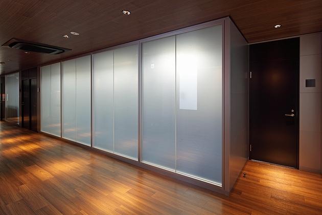 Twinbird Corporation/【Magic screen glass partition】With the Okamura-made MGP-type partition, just flipping one switch turns the glass cloudy.