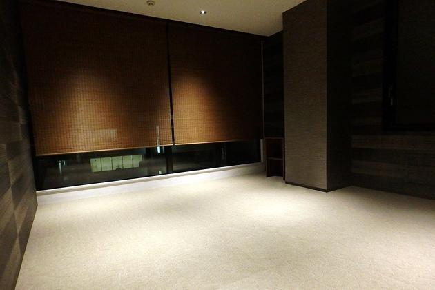Twinbird Corporation/【VIP reception room】The carpet motif is reminiscent of a  dry landscape garden, and the shadows from the lighting express a Japanese aesthetic.