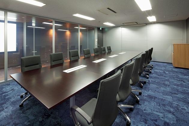 Twinbird Corporation/【Executive conference room】With the corporate blue as an accent color, the conference room was designed for the purpose of enhancing concentration ability.