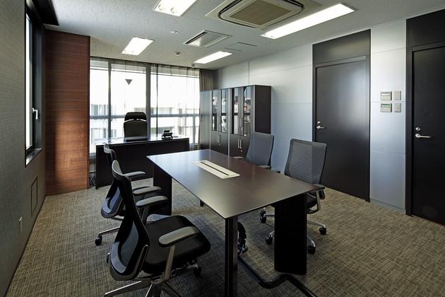 Twinbird Corporation/【President's office】Adopting carpeting and curtains with subtly detailed designs, the goal for the president's office was to preserve its character as a "life space."