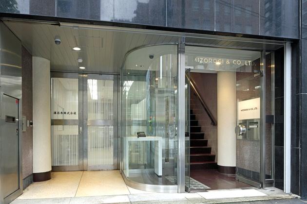 Mizorogi & Co., Ltd./【Reception entrance】Visitor and goods-handling entrances are clearly separated.