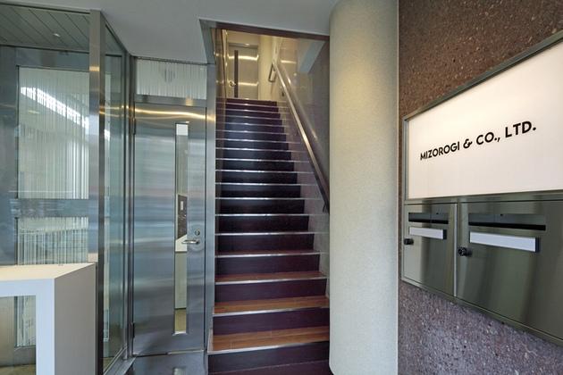 Mizorogi & Co., Ltd./【Visitor stairway】The visitor stairway leads directly to the rooms for business negotiations with visitors.