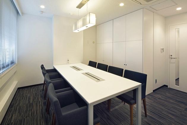 Mizorogi & Co., Ltd./【Business-negotiation rooms】The business negotiation rooms use monotones to create a calm atmosphere.