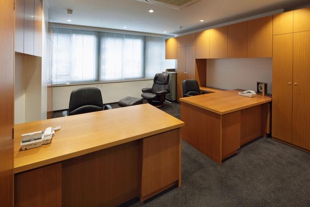 Mizorogi & Co., Ltd./【Executive room】More efficient use was made of the space by combining L-shape office desks and wall storage.