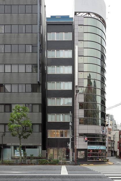 Mizorogi & Co., Ltd./【Building exterior (center)】The paint and windows of the building's exterior were also part of the renovation.