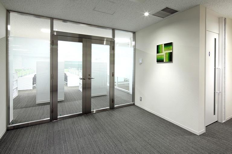 Muranaka Medical Instruments Co., Ltd./【Elevator hall art panels】The elevator hall tapestries use each floor's theme color.