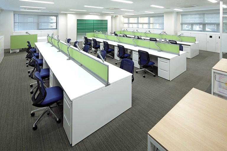 Muranaka Medical Instruments Co., Ltd./【Office space】Walls and desktop panels use each floor's color.