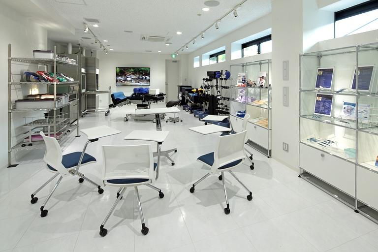 Muranaka Medical Instruments Co., Ltd./【Showroom space 2】The 2F showroom displays a wide variety of medical instruments.