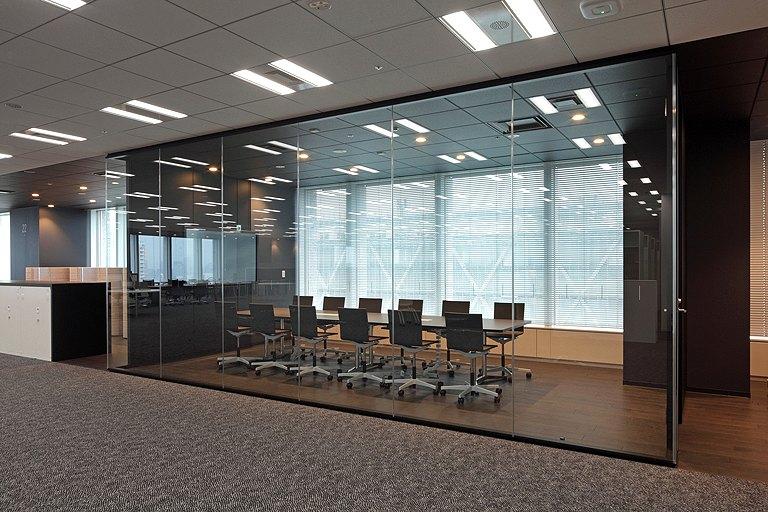Tanseisha Co., Ltd./【Corridor area】Conference rooms for internal meetings are situated throughout the corridor, and use a standardized achromatic color for furniture.