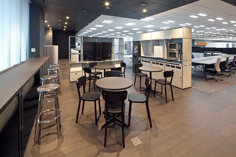 Tanseisha Co., Ltd./【Corridor area】At another corner, there is a tall café-style counter.