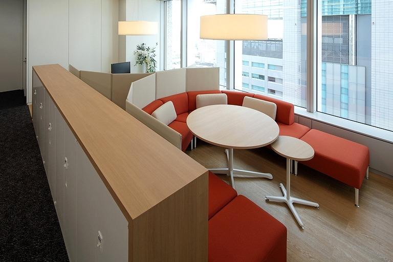 Tanseisha Co., Ltd./【Corridor area】Featuring sofa-type seating, this discussion space can also be used as open work seating. (20F)