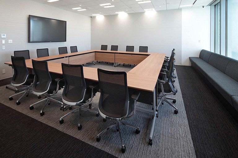 Tanseisha Co., Ltd./【Area for discussion with people from both inside and outside the company】Featuring movable partitions, this conference room has folding tables that can accommodate multiple layouts, and it also has extra seating by the window.