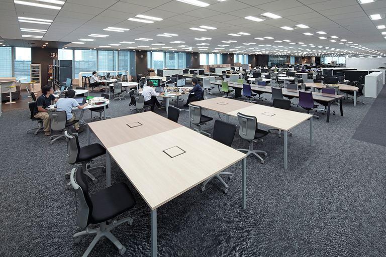 Tanseisha Co., Ltd./【Office area】In the open work space, six types of desks can be selected to fit the content of the work.