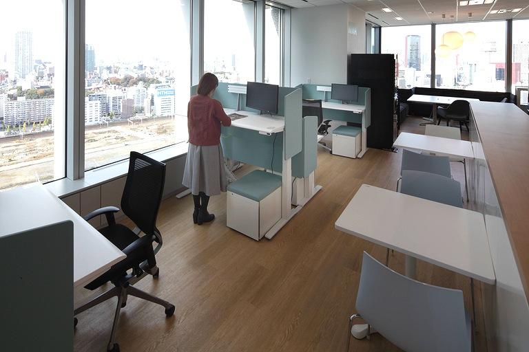 Tanseisha Co., Ltd./【Office area】In the open work space, height-adjustable desks can be used to change posture while working.