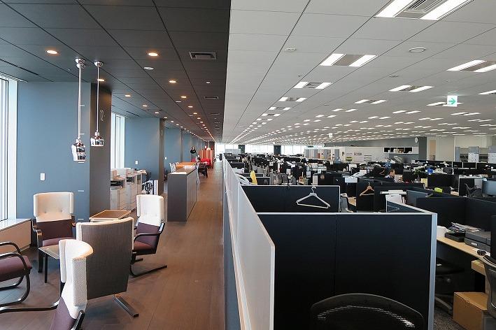 Tanseisha Co., Ltd./【Office area and corridor area】Surrounding the four sides, the corridor running along the windows uses a standardize gray color on floors, ceilings, and pillars.