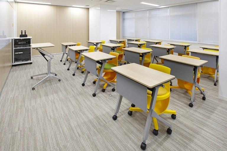 Taiyo Life Insurance Company/【Training room】Energizing vivid-color training room configured with personal tables.