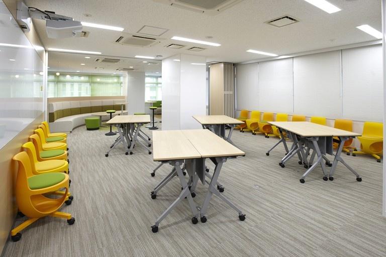 Taiyo Life Insurance Company/【Training room】Opening the movable partitions creates a social-gathering-style layout combining training room and lounge.