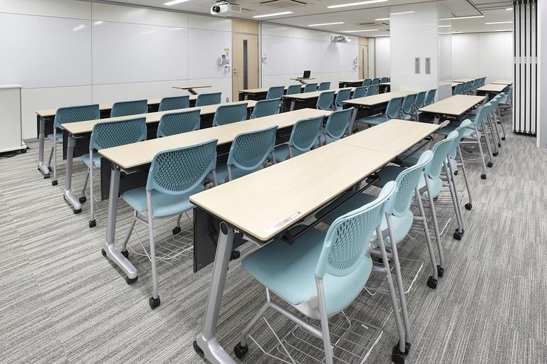 Taiyo Life Insurance Company/【Training room】The space used is changed with movable partitions (64 seats when open).
