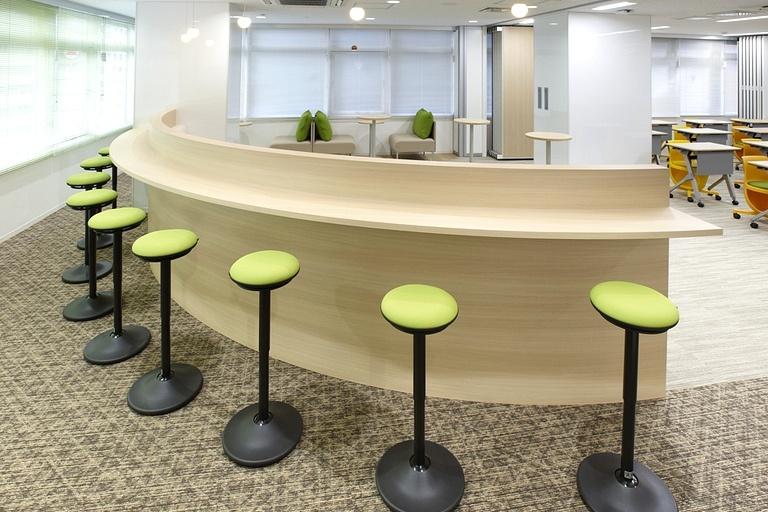 Taiyo Life Insurance Company/【Communication lounge】A high counter is situated at the outer edge of the circular sofa.