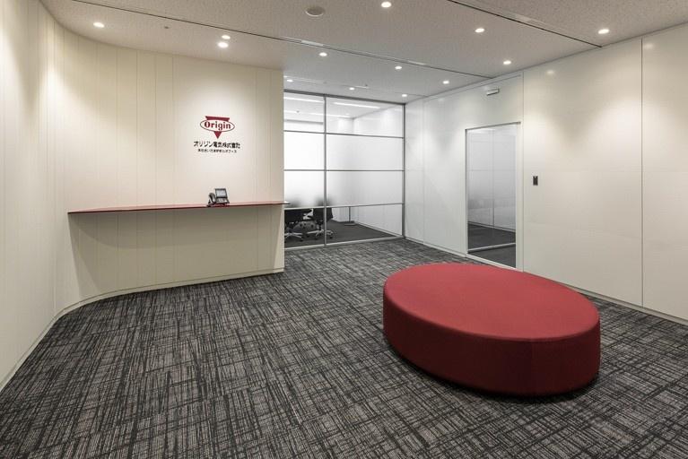 Origin Electric Co., Ltd./【Entrance (Saitama-Shintoshin Head Office)】A simple entrance design incorporating the dark red corporate color.