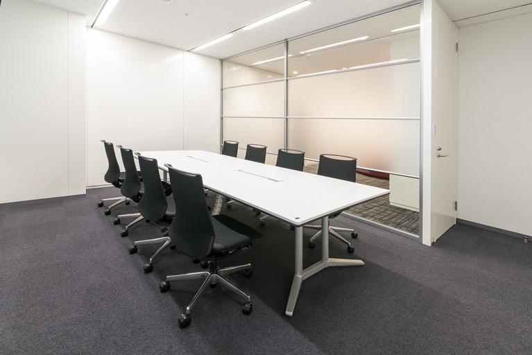 Origin Electric Co., Ltd./【Reception room （Saitama-Shintoshin Head Office）】Glass-partitioned visitor reception room brings natural light into the entrance area.