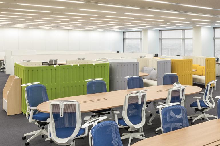 Origin Electric Co., Ltd./【Meeting space （Saitama-Shintoshin Head Office）】This meeting space also serves as a low-key partition between management and sales departments.