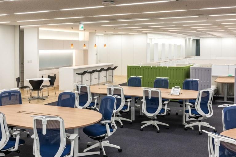 Origin Electric Co., Ltd./【Work space （Saitama-Shintoshin Head Office）】A free-address system was adopted for offices of departments where the percentage of people present onsite is low; the café counter is also used as work space.