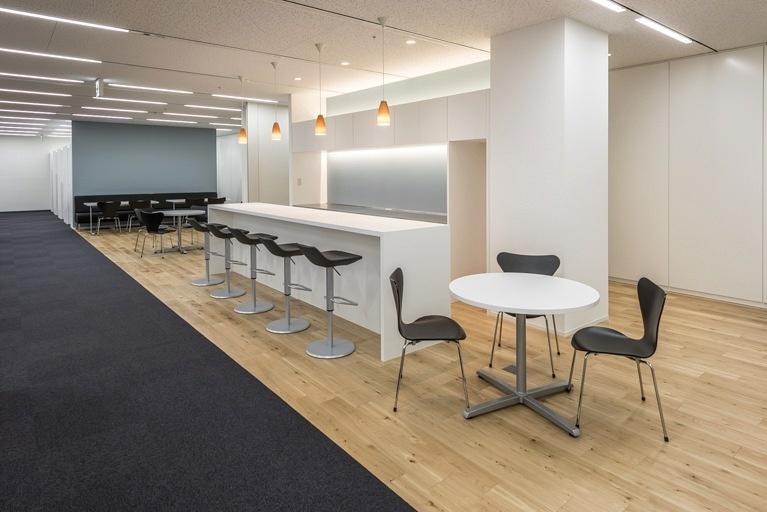 Origin Electric Co., Ltd./【Refresh space （Saitama-Shintoshin Head Office）】Intentionally situated in the center of the office, the refresh space is a place for internal interaction across departmental boundaries.