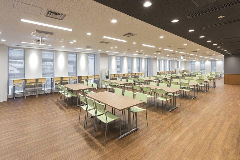 Origin Electric Co., Ltd./【Relaxation room （Technical Head Office）】Multipurpose use was anticipated for this space; outside of lunch times it is utilized for internal events, discussions, etc.