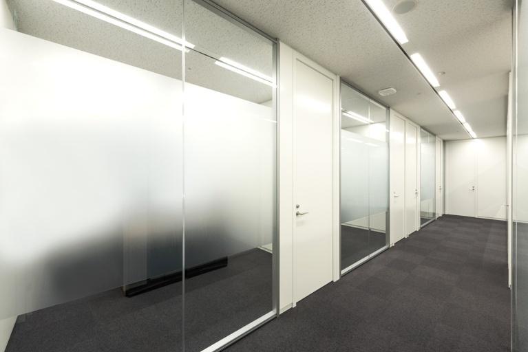 Origin Electric Co., Ltd./【Executive zone （Saitama-Shintoshin Head Office）】A series of glass partitions allows natural light into the interior.