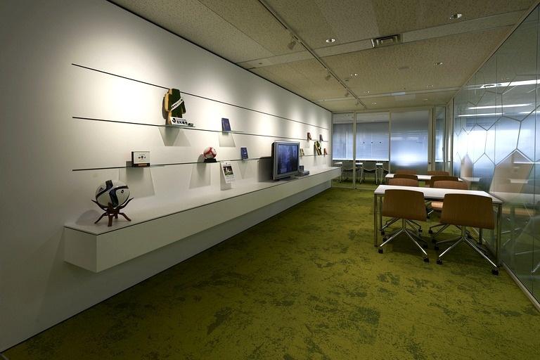 Japan Professional Football League/【Entrance 03】An open meeting and display space conveying a bright turf image.