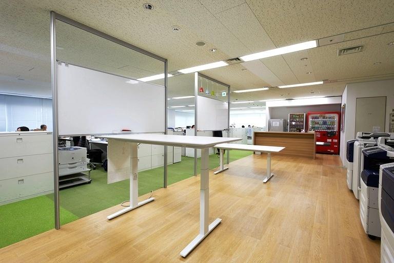 Japan Professional Football League/【Meeting corner】A meeting corner with electrically operated adjustable-height desks.